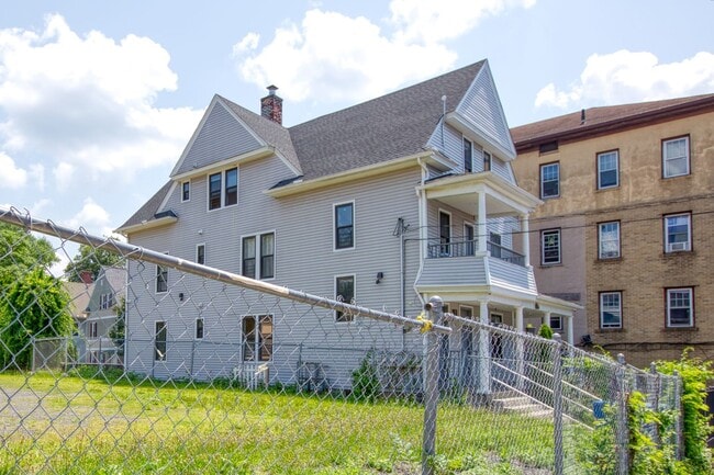 Building Photo - Updated 3 bedroom 1st floor apartment in Waterbury