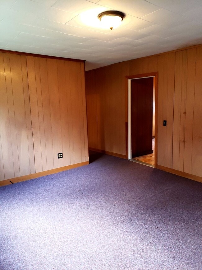 Building Photo - Quite house in quiet neighborhood. Corner Lot. Heat included.