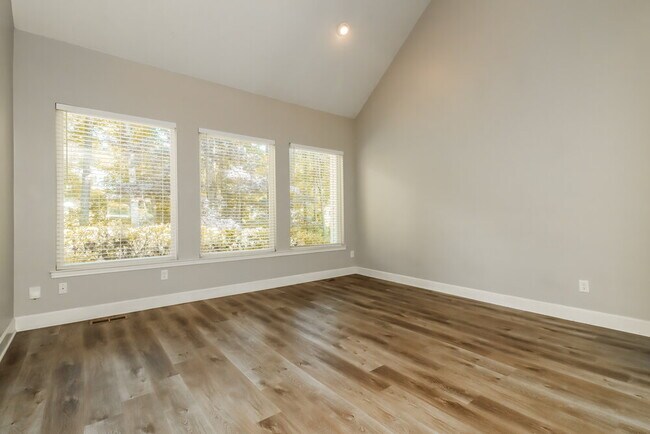 Building Photo - 4048 Golfview Ct