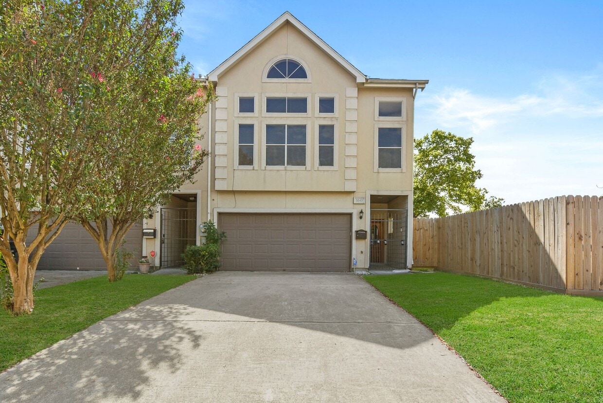 Foto principal - Charming 3-Bed, 2.5-Bath Home in the Heart...