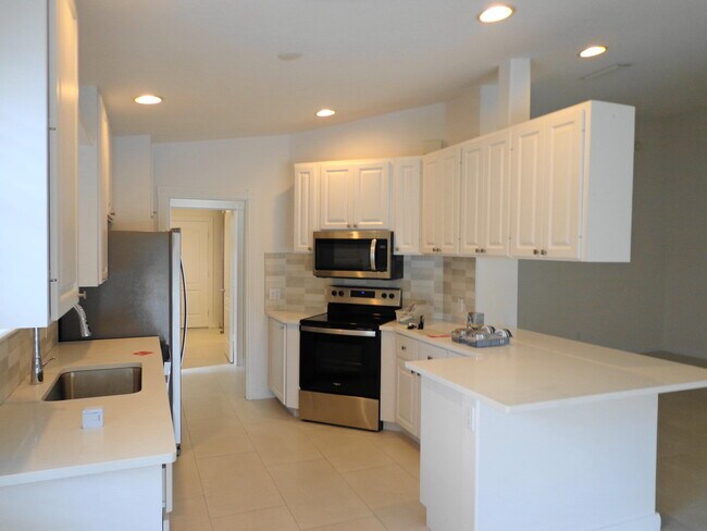 Foto del edificio - 8319 Eleuthera Ln
