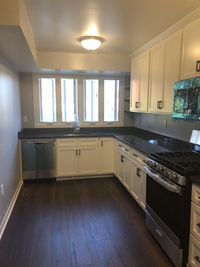 Kitchen - 214 Charles St