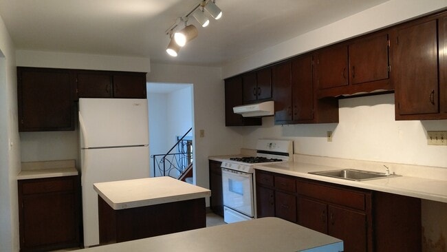 Building Photo - Large 4 Bedroom House, Franklin Regional S...