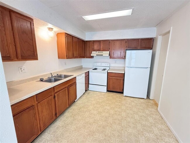 Building Photo - 103 E Moerbe St
