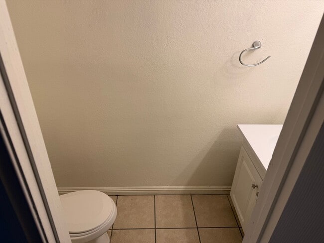 Building Photo - 3 Bedroom 1.5 Bathroom Townhouse