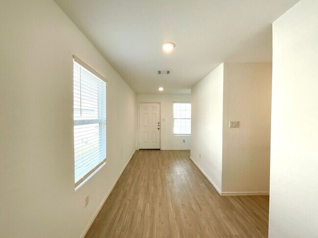 Foto del edificio - **APPLICATION RECEIVED** **MOVE IN SPECIAL** Beautiful 4BR/2BA Home with Fenced Yard & Garage!