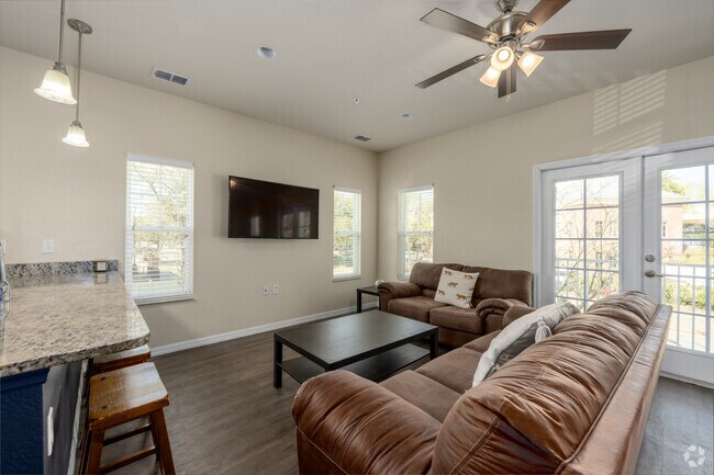 Casa adosada de 4x4, 4 habitaciones, 4 baños, 1772 pies cuadrados, sala de estar - Athens Commons- Student Housing