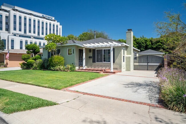 Building Photo - 10720 Oregon Ave