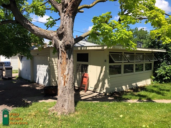 Building Photo - Charming 2 Bedroom Side-by-Side Duplex Unit