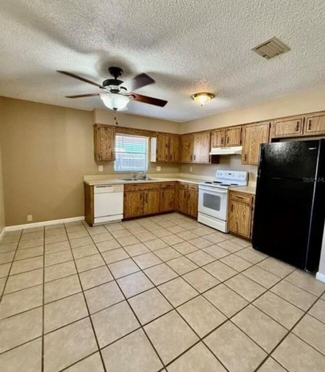 Building Photo - 2 bed 2 bath 2-plex with 1000 sf. and gara...