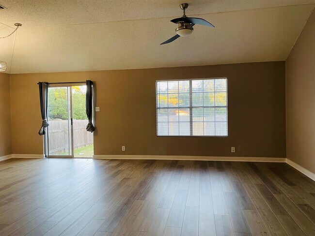 Foto del edificio - 16837 Bailey Jean Dr