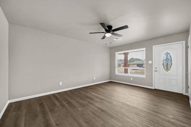 Building Photo - 509 NE Cimarron Cir