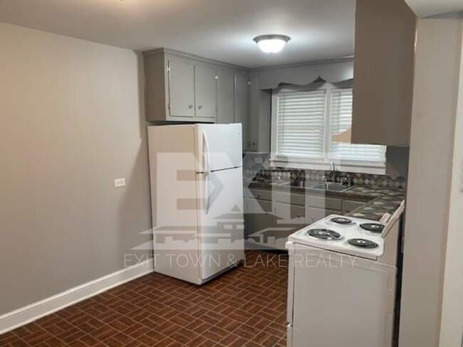 Building Photo - Close to Shopping, Hospital, Schools, Restaurants