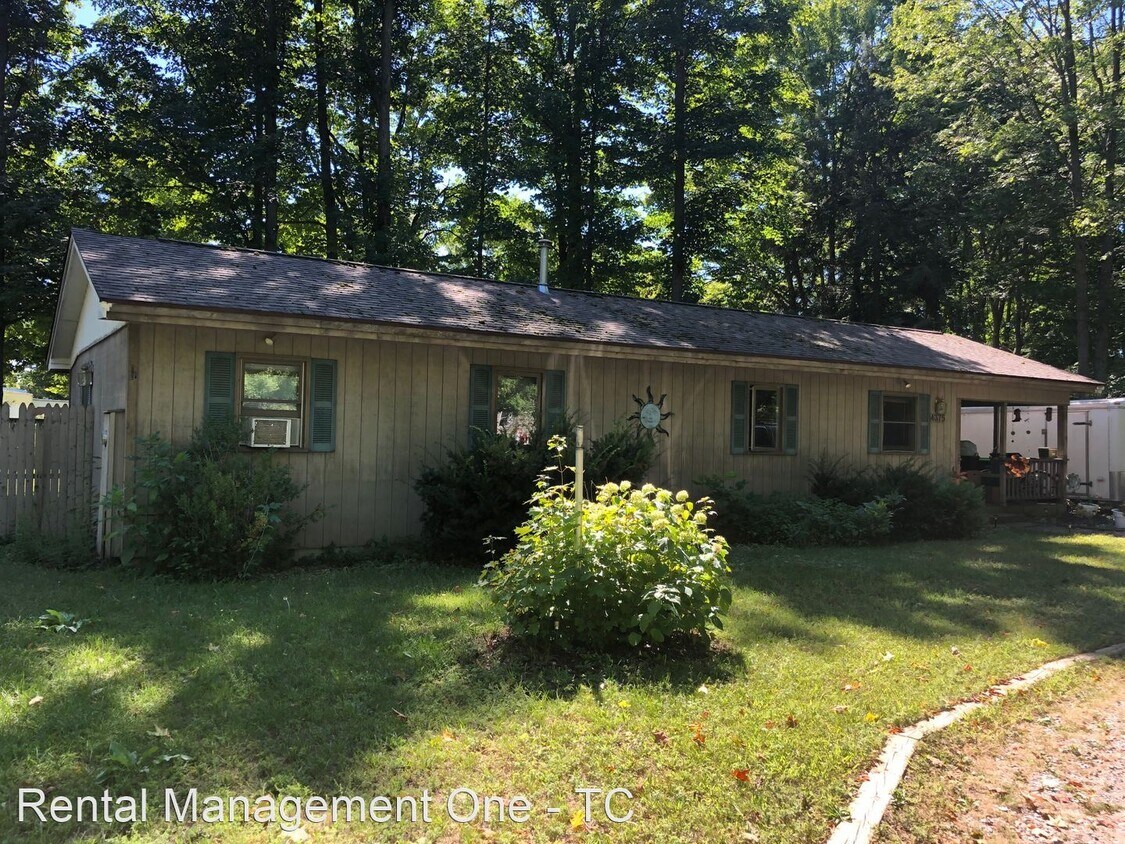3 br, 1 bath House 4375 Hickory Drive House Rental in Traverse City