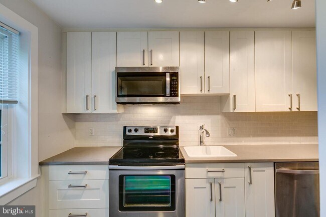 Building Photo - 2904 13th Rd S