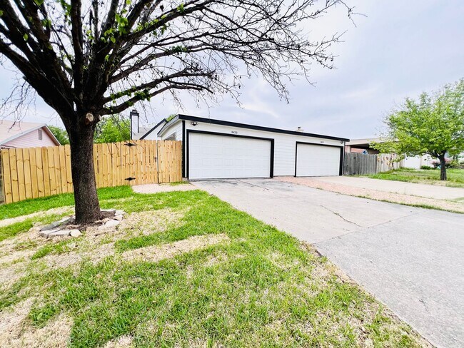 Foto del edificio - 8433-8435 Dixon Ridge Dr