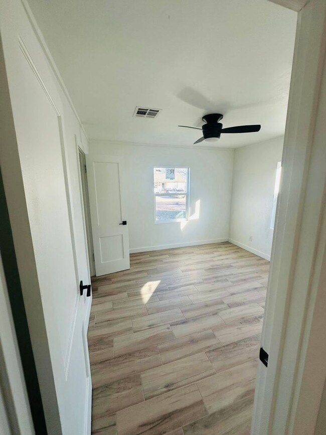 Foto del edificio - Adorable Fully Remodeled 2 Bed, 1 Bath Home with Garage in Prime Norman Location!