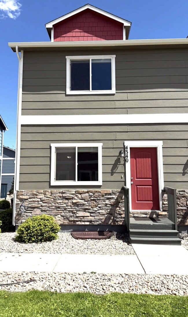 Beautiful 2-Story Townhome with Finished Basement - Beautiful 2-Story Townhome with Finished Basement