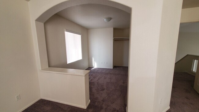 Building Photo - 4 BEDROOM HOME
