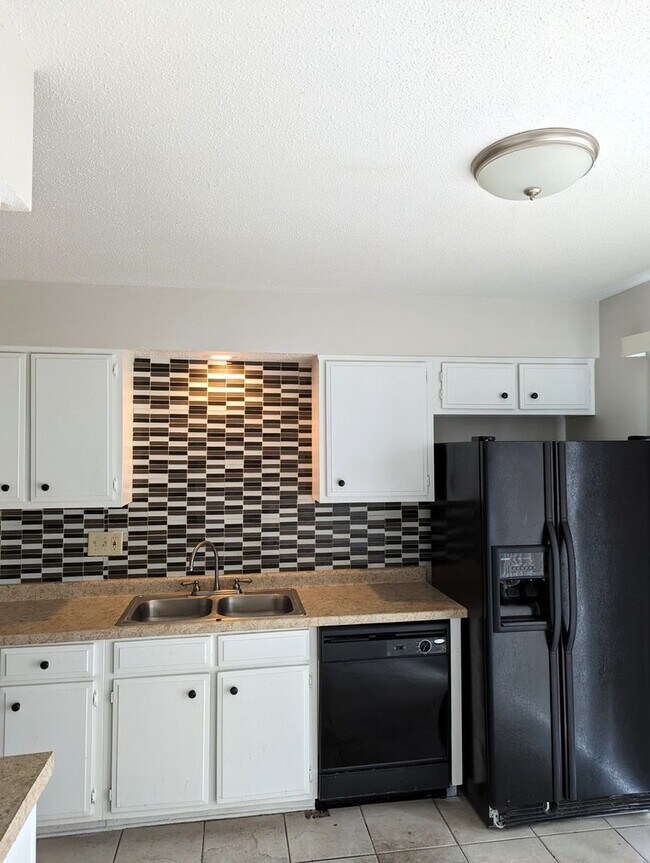 Foto del edificio - UPDATED!! Townhouse NEW photos COMING SOON!