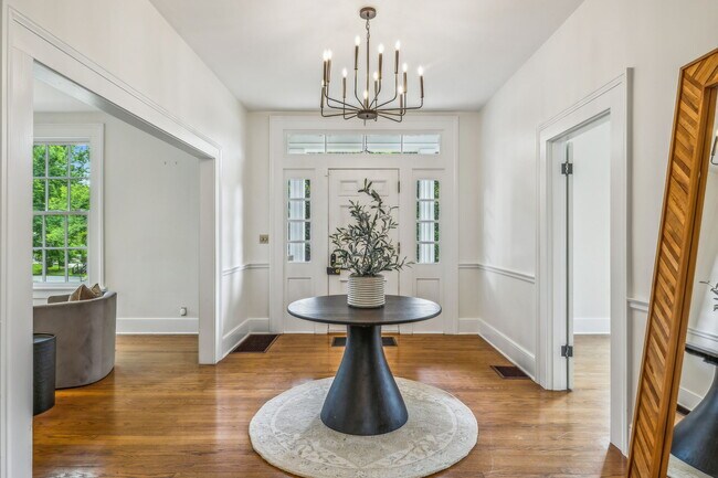 Foto del edificio - 2126 Sharondale Dr