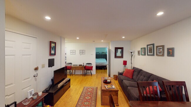 Building Photo - 6 Brimmer St