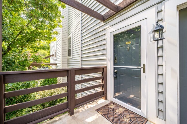 Foto del edificio - Updated two-bedroom, two-bathroom condo in...