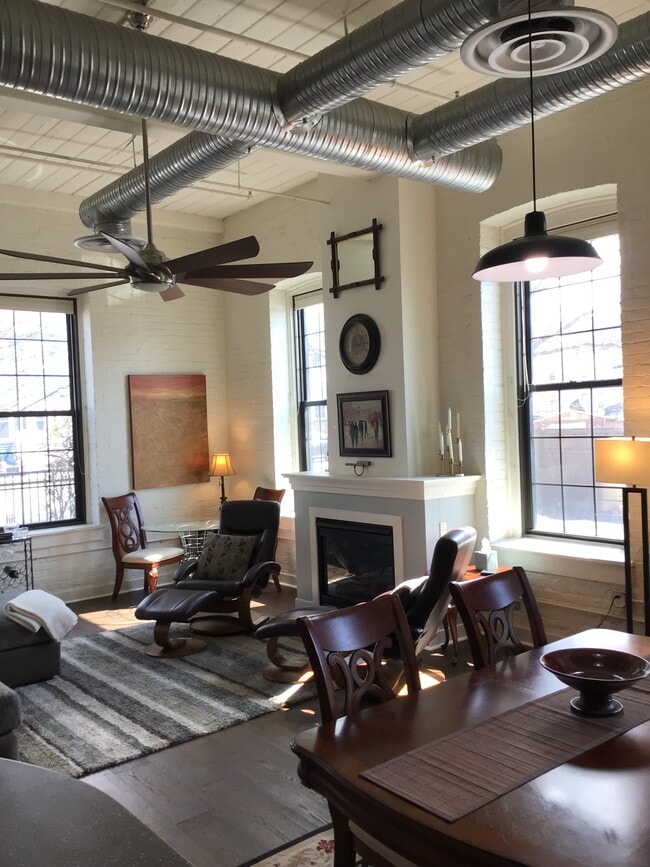 Building Photo - 387 3rd Ave