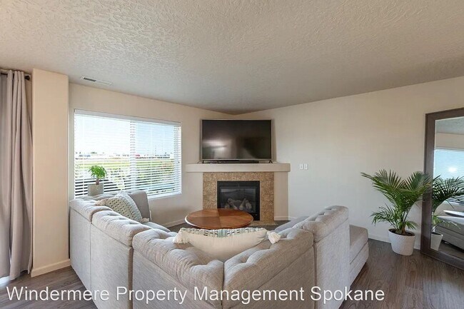 Building Photo - 4 br, 2.5 bath House - 7516 S Dour St