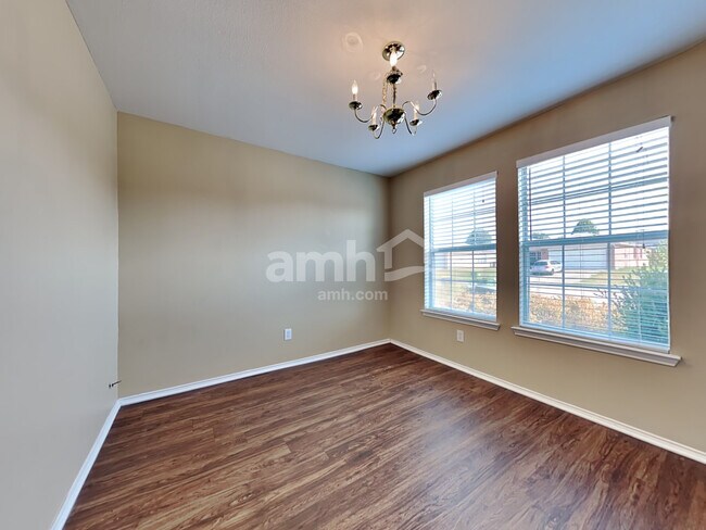 Building Photo - 1227 Wenatchee Dr