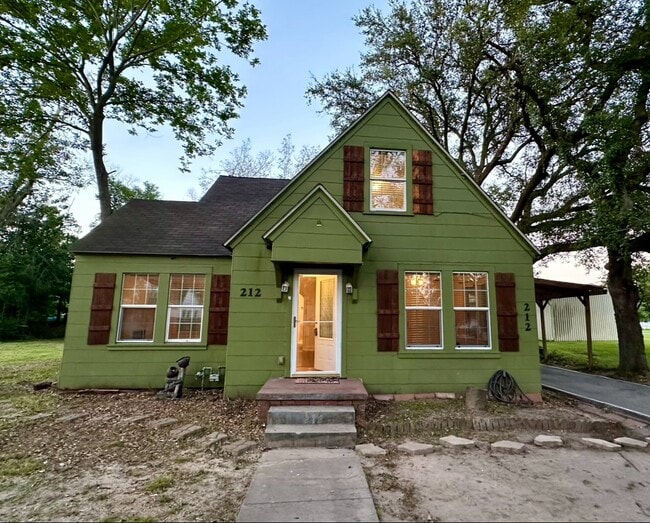 Building Photo - 212 W Hunnicutt Ave