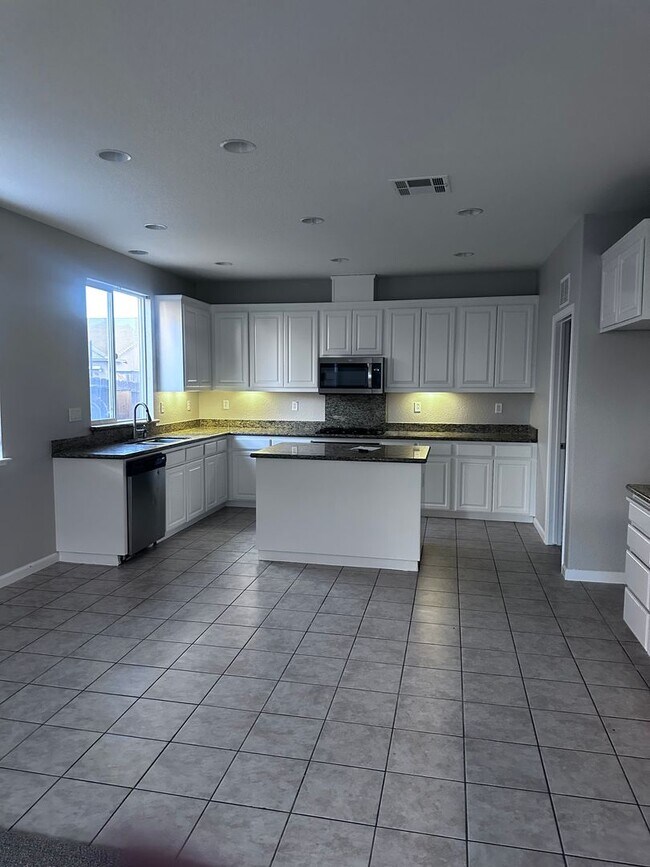 Foto del edificio - GORGEOUS HOME FOR RENT! NEW CARPET AND PAINT THROUGHOUT! 1 FULL BED AND BATH DOWNSTAIRS!