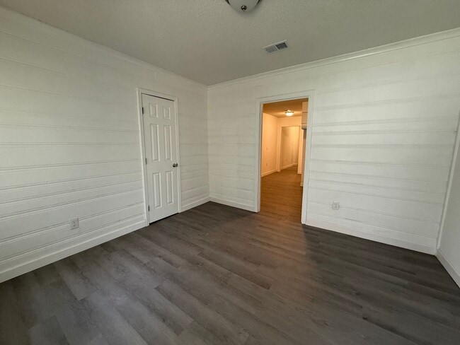 Photo - Newly Renovated 2-Bedroom Duplex – Section... House