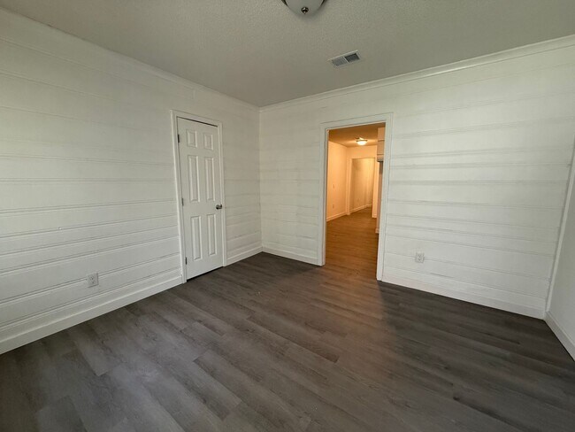 Building Photo - Newly Renovated 2-Bedroom Duplex – Section...