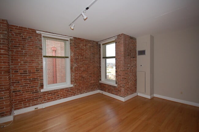 Building Photo - Top-Floor 1BR/1BA in Iconic Dupont Circle ...