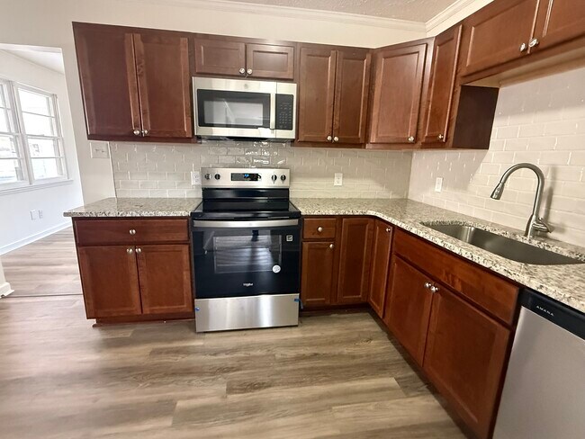 Building Photo - 671 E Forest St