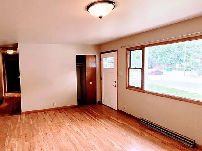 Foto del edificio - 1321 Lakewood Dr