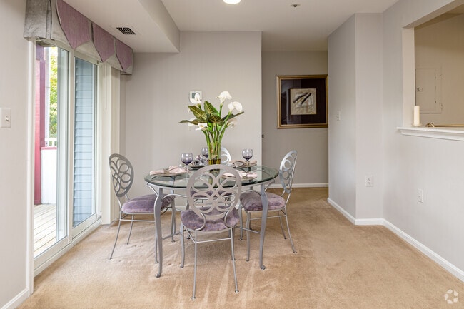 2 habitaciones, 2 habitaciones - 1,147 pies cuadrados - Comedor - Country Meadows Apartments