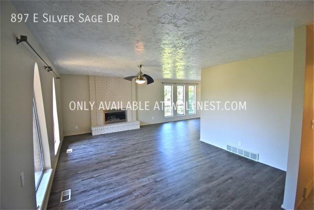 Foto del edificio - Gorgeous 5 Bedroom Sandy Home! No Deposit ...