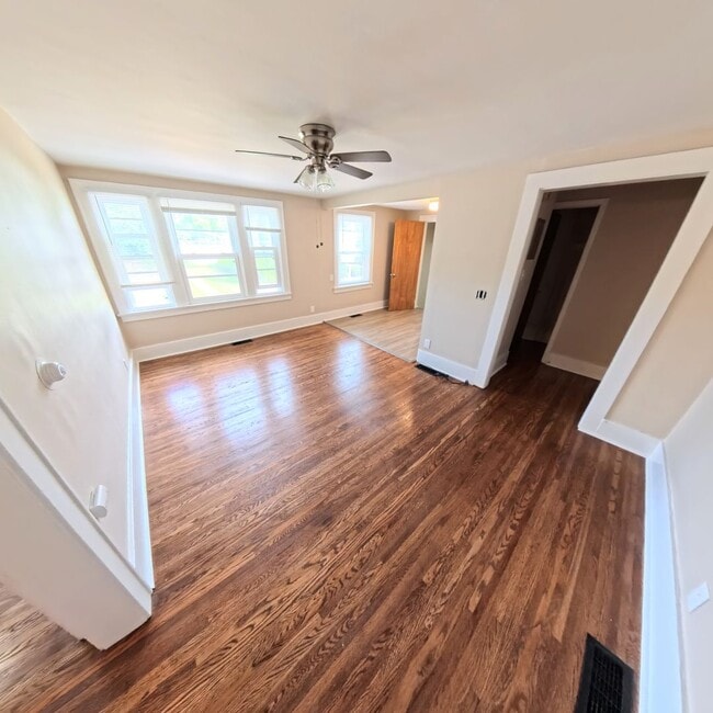 Foto del edificio - 595 Rock Beach Rd | Apt 1 | 2 BD/1 BA | Ir...