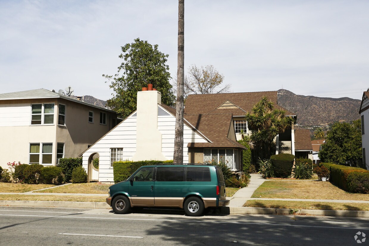 Building - 941 W Glenoaks Blvd