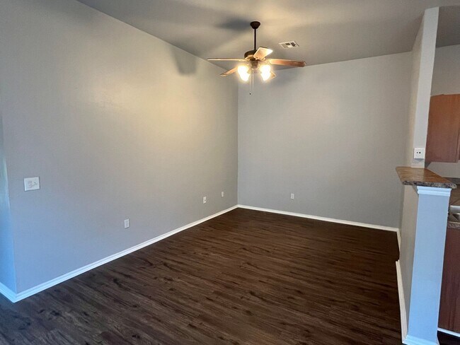 Building Photo - Charming 3 Bed 2 Bath Duplex! Close to OU!!