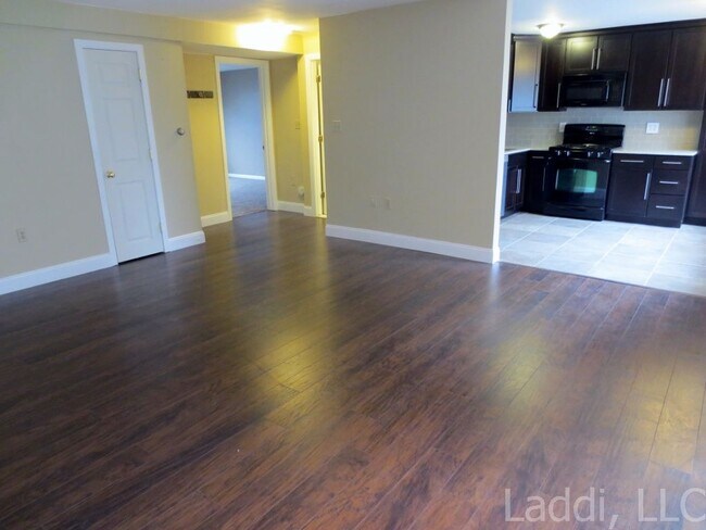 Sala de estar de concepto abierto - 5 Fernview Ave
