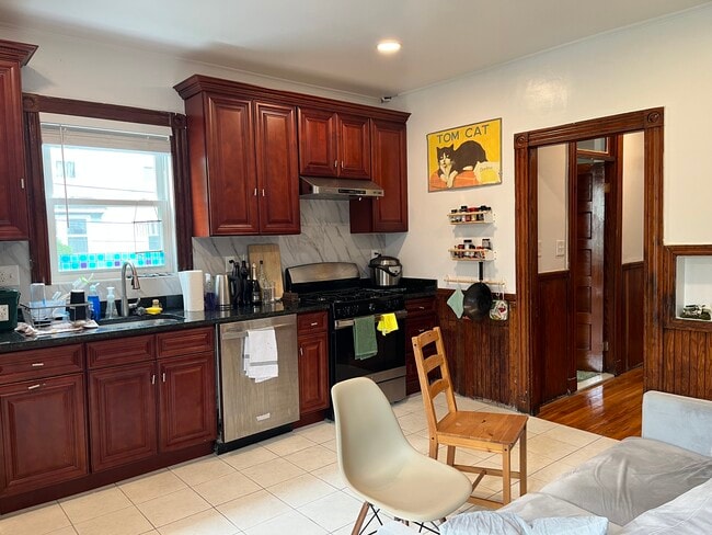 Eat-in kitchen - 17 Hardwick St