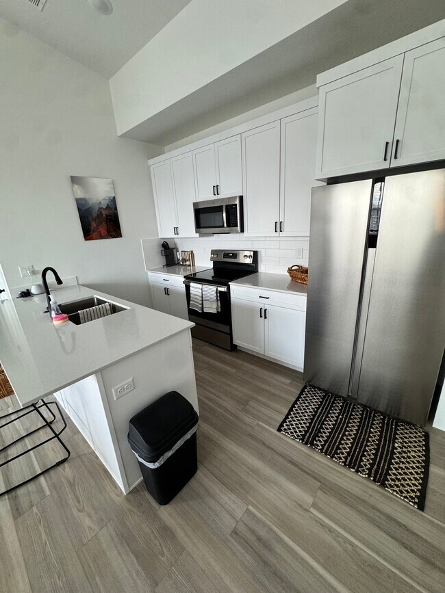 Cocina. Electrodomésticos de acero inoxidable incluidos. - 6051 S Silver Birch Ln