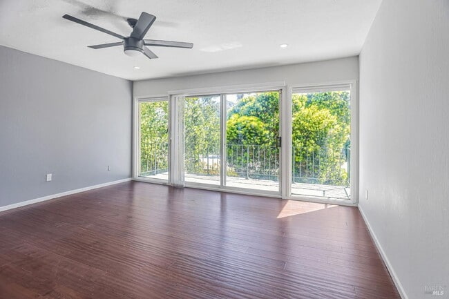 Building Photo - 363 Eden Roc Dr