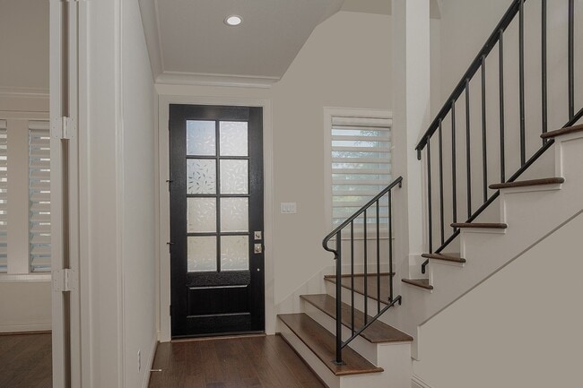 Building Photo - 2503 Lake Front Cir