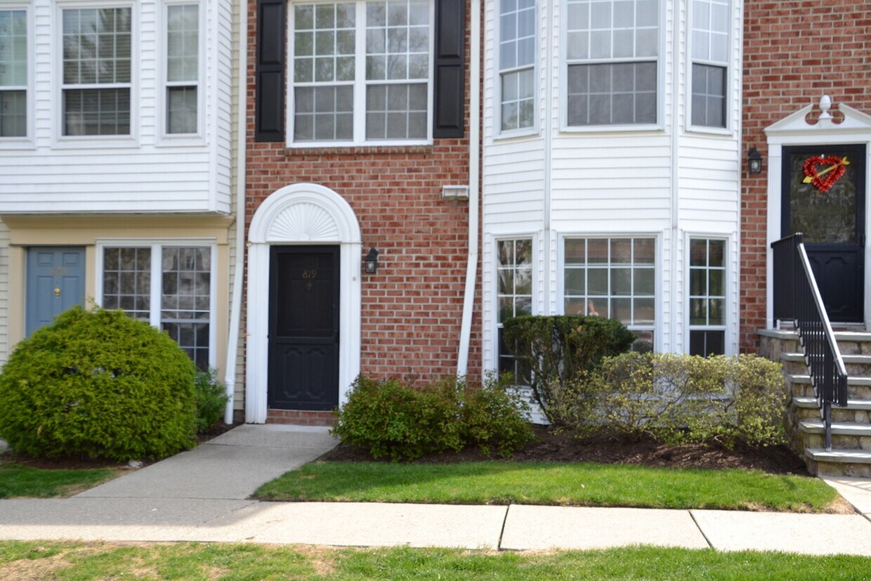 819 Juniper Way, Mahwah, NJ 07430 Condo for Rent in Mahwah, NJ