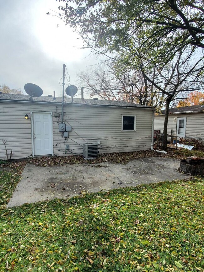 Building Photo - 3 BEDROOM SINGLE FAMILY