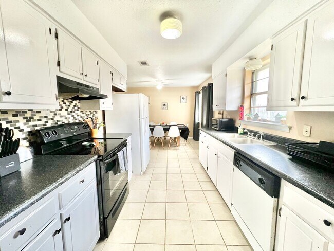 Foto del edificio - Home For Lease